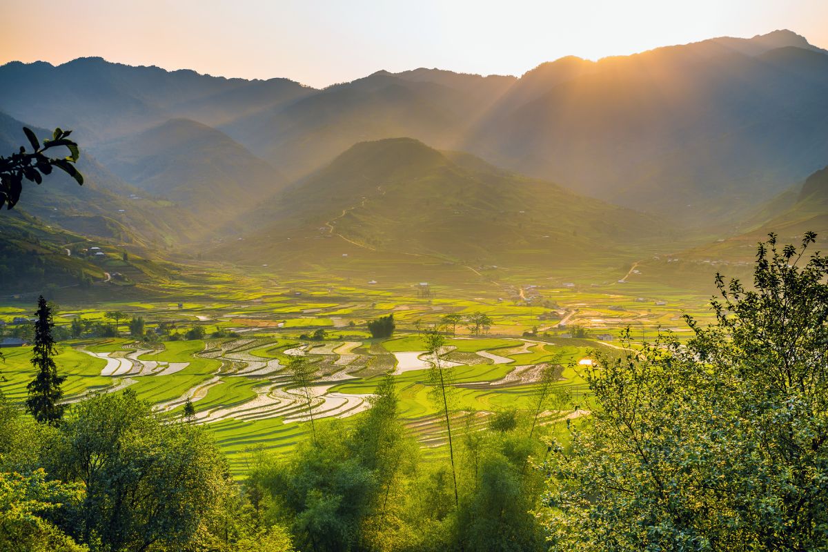 Sail from from Singapore to Hong Kong on this sailing voyage through Vietnam